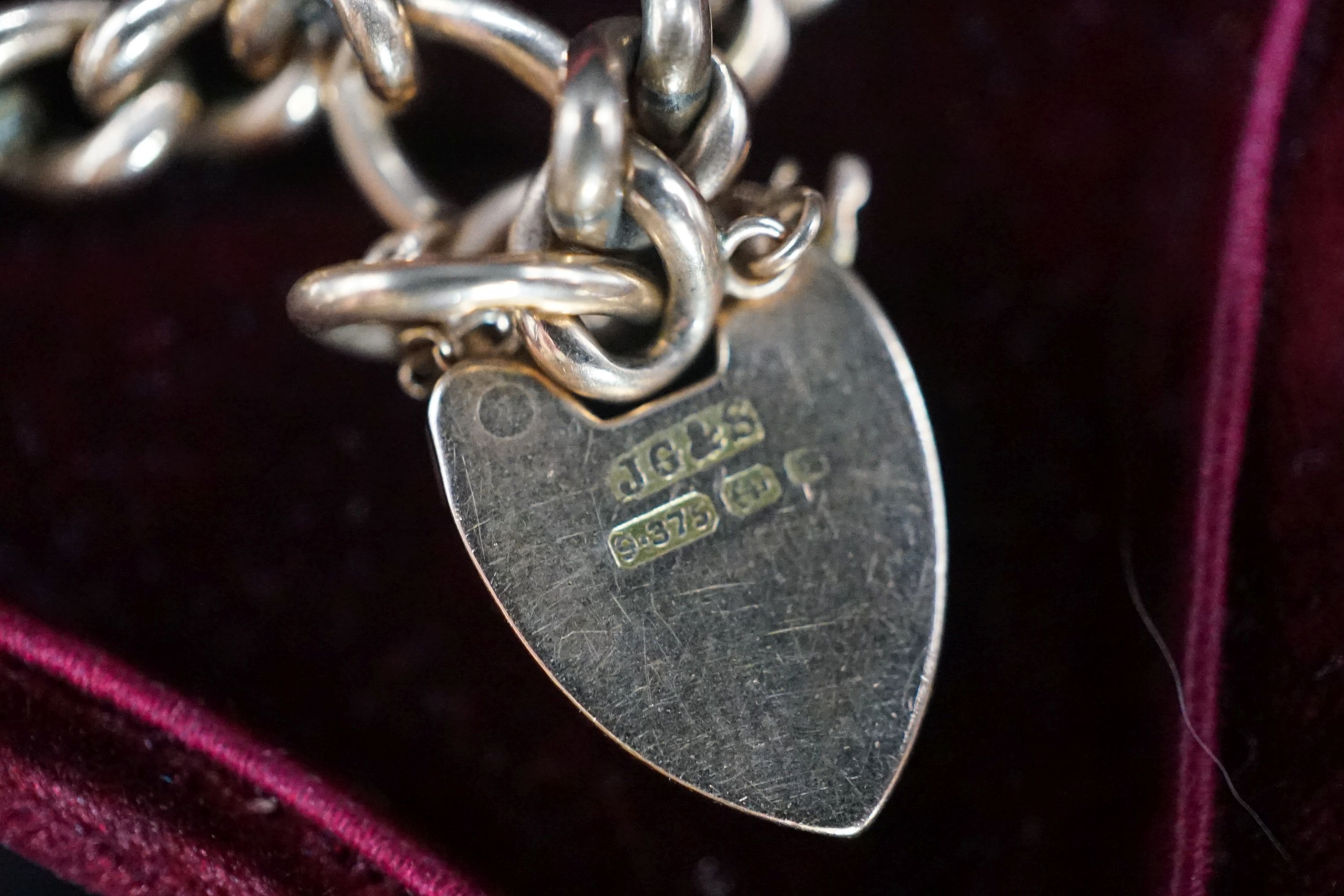 A 9ct gold curb link bracelet with heart shaped clasp (no key), 20cm, 10 grams.